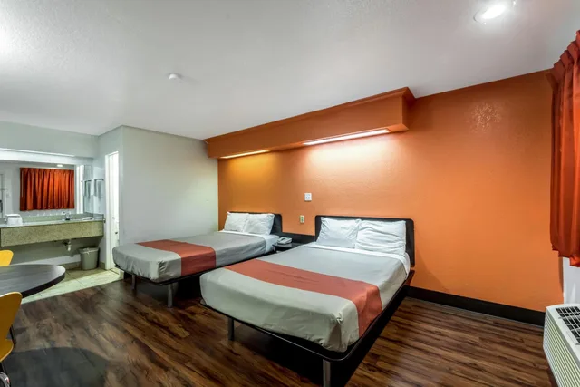 غرفة رباعية، Motel6 San Antonio, TX - Frost Bank Center 4/10