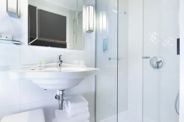 Connecting, King Bed, 1 Queen and 1 Single Bed, Phileas Lazare Spa 4/4