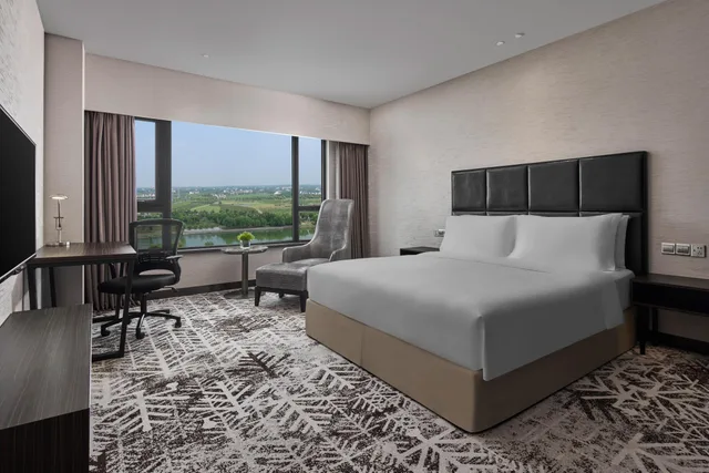 2 Bedrooms, Suite, 2 King Beds, Lake View, High Floor, Crowne Plaza Shanghai Jinshan by IHG 2/5