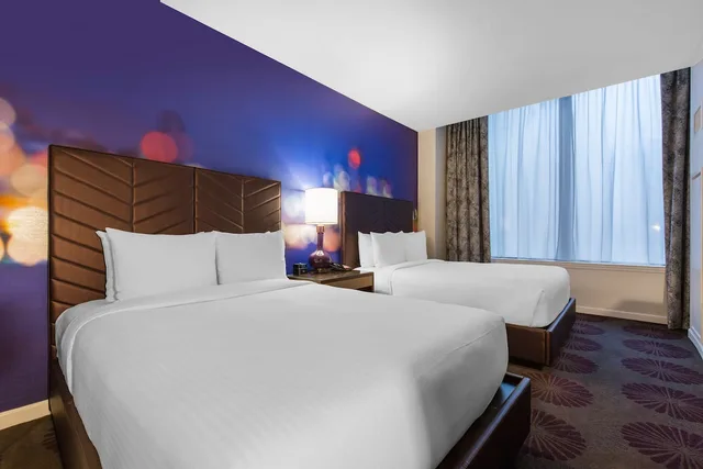 غرفة قياسية بسريرين كوين بإطلالة على المدينة، The Chicago Hotel Collection Magnificent Mile Hotel and Suites 1/1