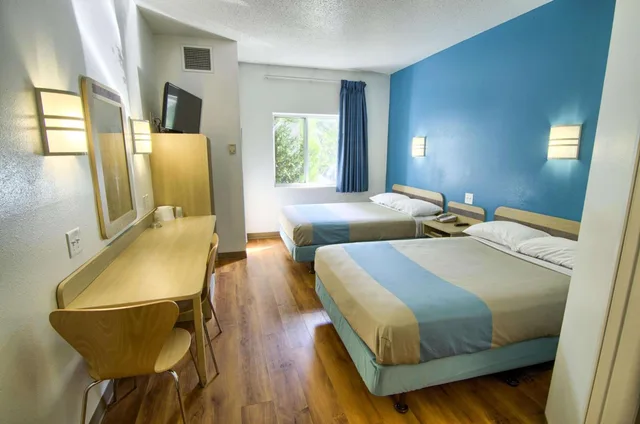 2 Full Beds - Mobility Accessible Tub, Motel6 Portsmouth, NH 2/8