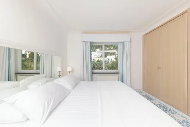 جناح جونيور، Hotel Mamela 1/2