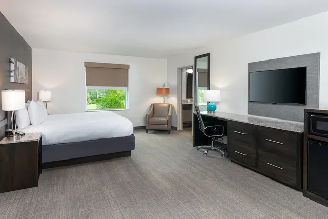 Suite, King Bed, Sofa, Caretta Landing Sarasota, an Ascend Collection Hotel 2/3