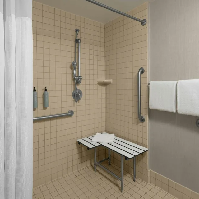 جناح استوديو بسرير كوين مع أريكة بحوض استحمام لذوي الإعاقة، Residence Inn Las Vegas Hughes Center 4/6