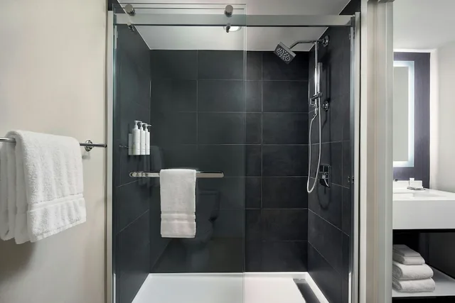 غرفة ركنية بسرير كينج بشرفة، Falls Church Marriott Fairview Park 4/4