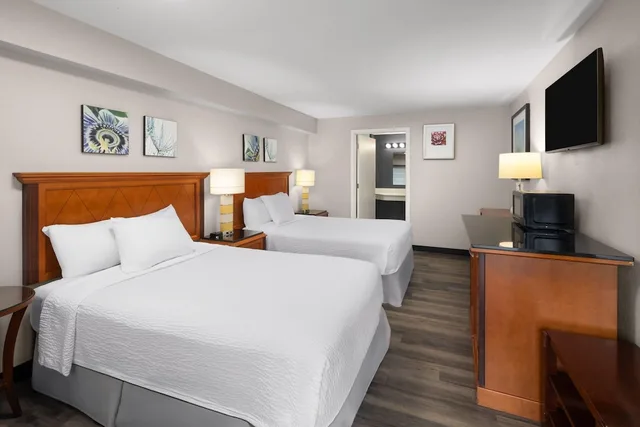 غرفة بسريرين مزدوجين، Basecamp Puyallup a Travelodge by Wyndham 6/10