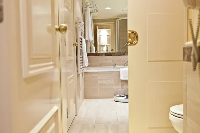 جناح جونيور، Le Chatelain Brussels Hotel 3/3