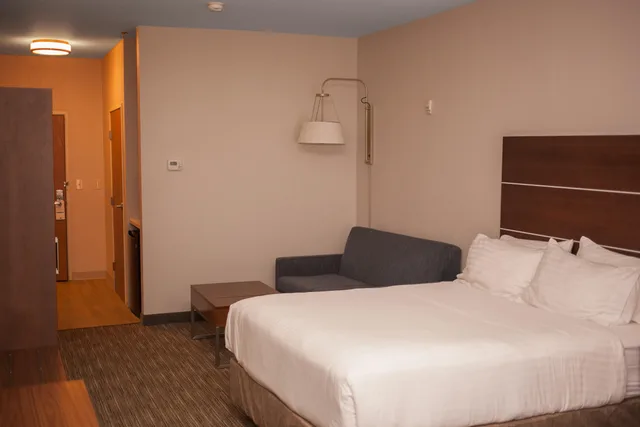 جناح، Holiday Inn Express and Suites Logan an IHG Hotel 1/1