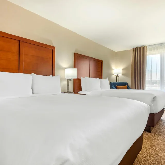Room, King Bed, 2 Queen Beds, Comfort Inn & Suites Napanee, ON 1/9