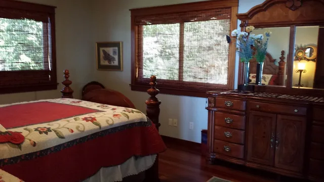 غرفة بسرير كوين بإطلالة على البحر بحمام خاص، Kona Palace in Captain Cook 1/3