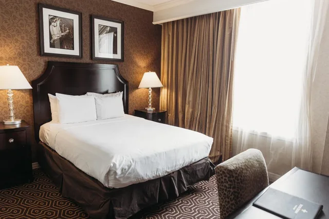 غرفة قياسية بسرير كينج وسرير كوين، Hotel Julien Dubuque 1/2