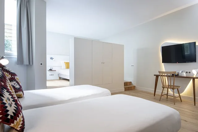 Family, 1 Double and 3 Single Beds، Hotel Magenta 38 by Happyculture 1/5