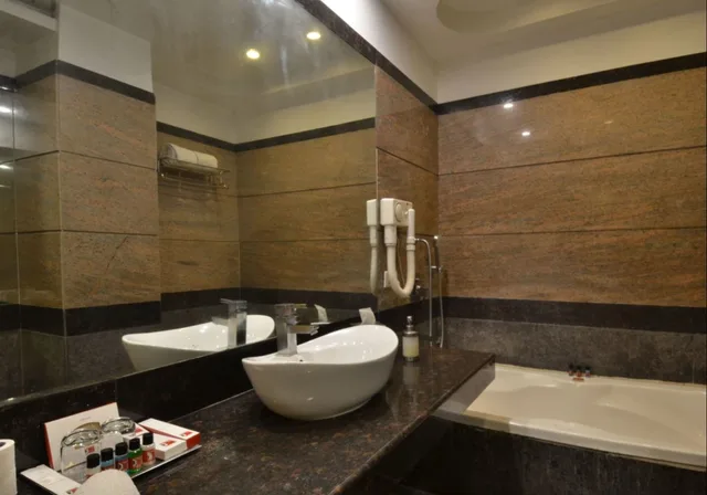 Executive, Suite, King Bed, Hk Clarks Inn Amritsar 3/4