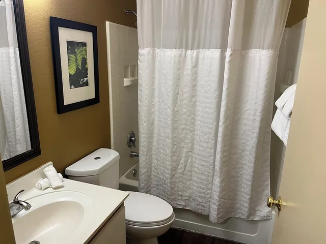 جناح بسرير كوين بغرفتين مع أريكة، HomeTowne Studios & Suites by Red Roof Greensboro 8/10
