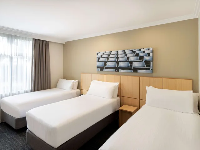 Standard, Triple, 1 King and 1 Single or 3 Single Beds، Mercure Sydney Bankstown 3/16