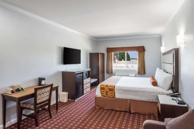 غرفة بسرير كوين، Rodeway Inn and Suites Pasadena 3/7