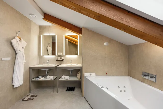 غرفة جونيور بسرير كينج بشرفة، Il Boscareto Resort Spa 10/10