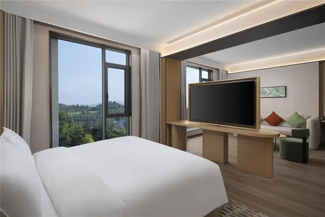 غرفة ديلوكس بسرير كينج مع أريكة، Hilton Garden Inn Zhangjiajie Tianmen Mountain 1/2