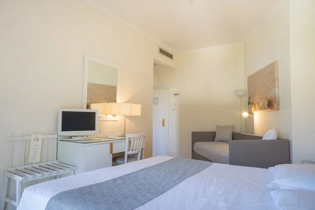 غرفة بسريرين منفصلين بإطلالة على المسبح، Hotel Regina Sorrento 6/10