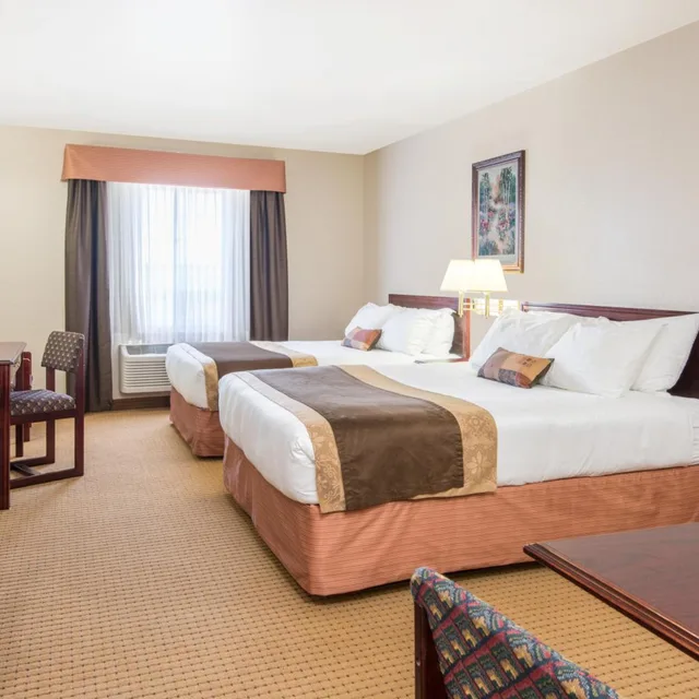 جناح استوديو بسرير كوين، Ramada By Wyndham Lloydminster 1/10