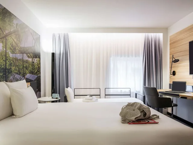 غرفة تنفيذية بسرير مزدوج مع أريكة، Novotel Den Haag City Centre Hotel 1/9