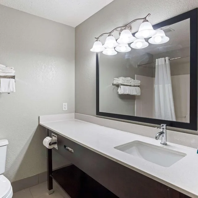 جناح بسرير كوين مع أريكة، Quality Inn & Suites Ferdinand 10/10