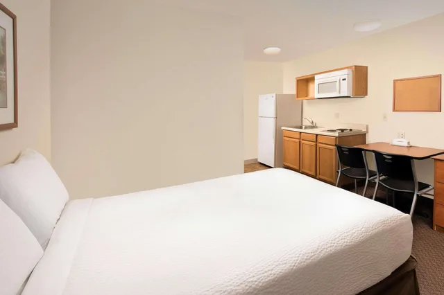 غرفة بسرير كوين لذوي الإعاقة، WoodSpring Suites Midland 1/3