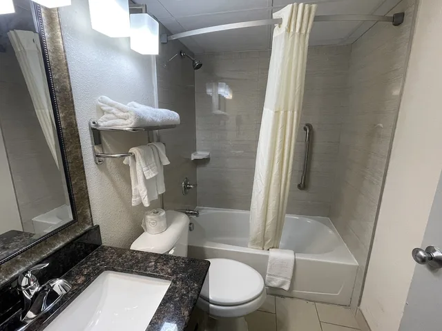 غرفة بريميوم بسريرين كوين، Quality Inn & Suites Cincinnati Downtown Area 7/9