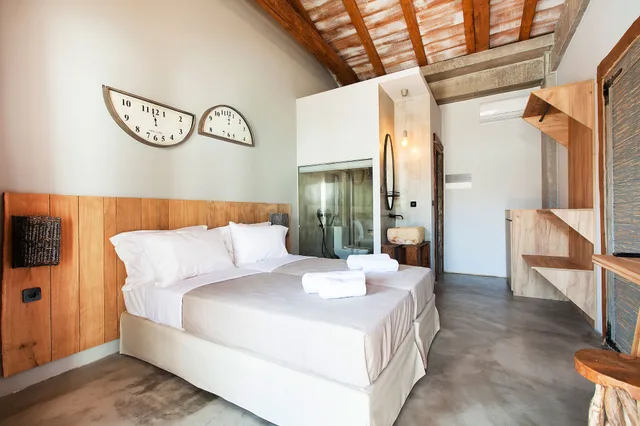 غرفة بسرير مزدوج بإطلالة على المسبح، Casa Afytos - Adults Only 1/7