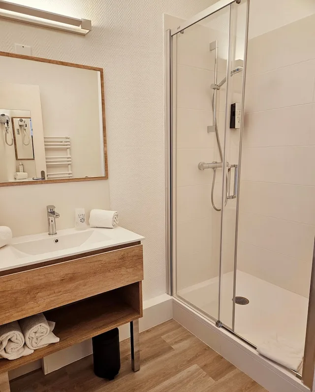 غرفة سوبيريور بسرير كوين بإطلالة على المرفأ، Hotel Du Port 7/7