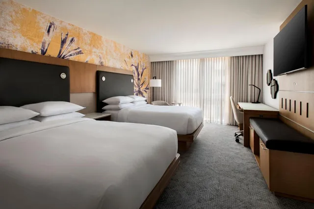 غرفة بسرير مزدوج بشرفة، Westchester Marriott 3/8