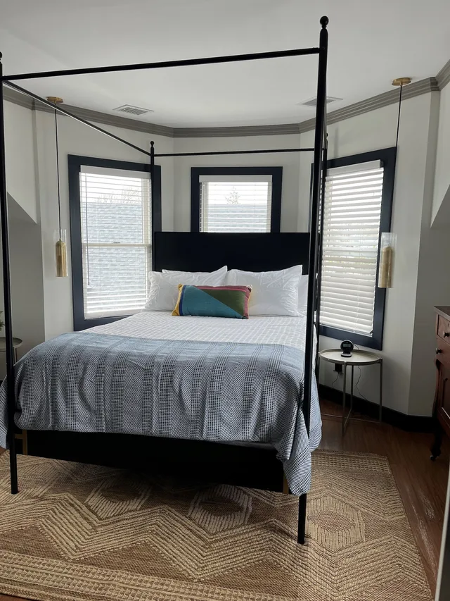 Deluxe, Queen Bed, Hotel Ginger 1/10