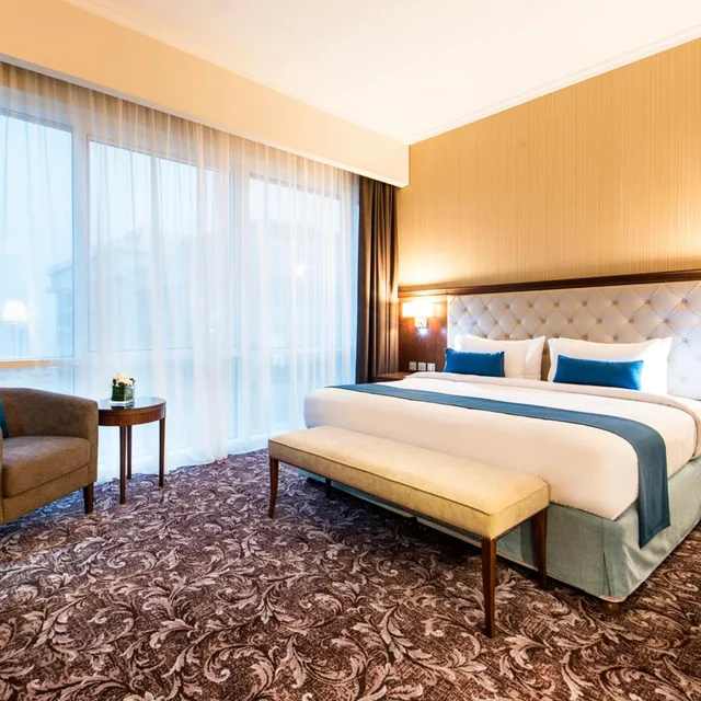 جناح رئاسي كلوب تنفيذي بسرير كينج بمنطقة جلوس بمطبخ، Golden Tulip Doha 1/3