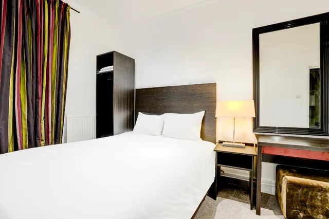غرفة قياسية رباعية بسرير مزدوج وسريرين منفصلين، London Shelton Hotel, Finsbury Park 1/1