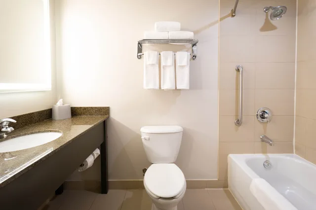 جناح بسرير كينج بمنطقة جلوس، Holiday Inn Express Hotel Suites Kingston 4/8