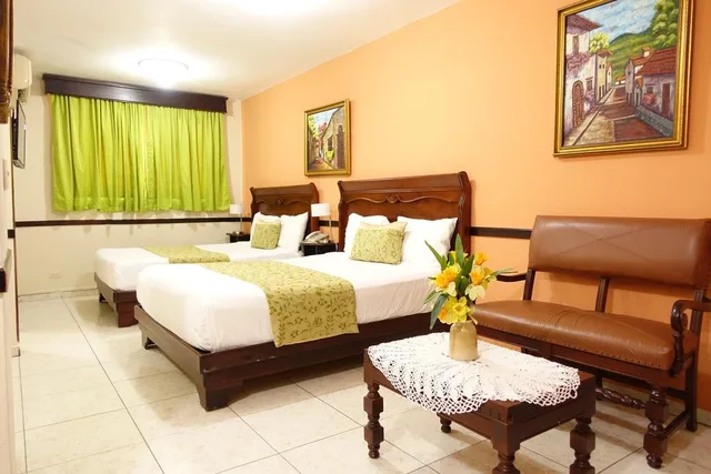 جناح جونيور، Hotel Platino 1/4
