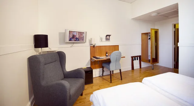 Compact, Double Bed، Home Hotel Post 7/10