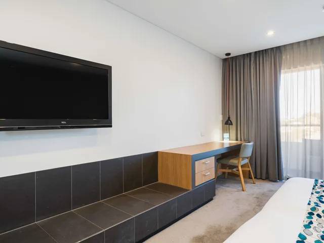 Deluxe, King Bed, City Side, Mantra Bunbury 5/6