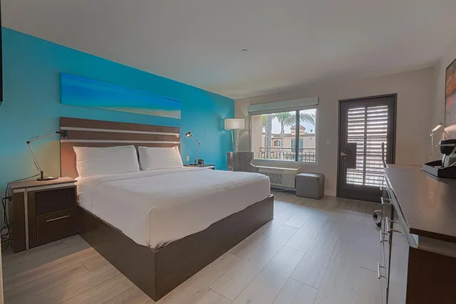 غرفة ديلوكس بسرير كينج بشرفة مع أريكة، The Cove Hotel, Ascend Hotel Collection 3/5