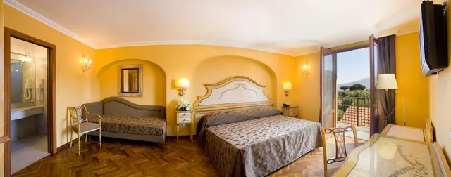 غرفة ديلوكس ثلاثية بسرير مزدوج وسرير فردي بإطلالة على البحر، Hotel Palazzo Guardati 1/2