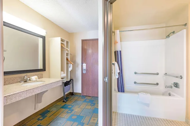 غرفة بسرير مزدوج لذوي الإعاقة، La Quinta Inn & Suites by Wyndham El Paso East 4/4