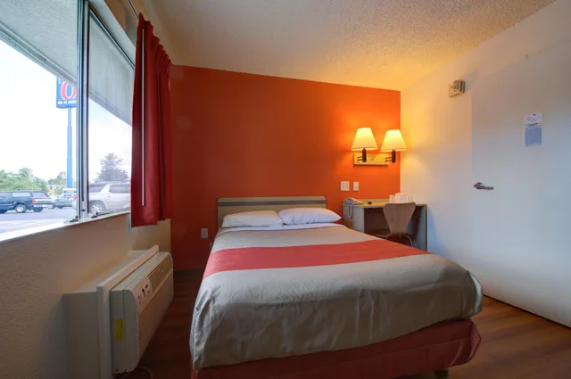 Room, Queen Bed, Smoking, Motel6 Seattle, WA - Airport 8/10