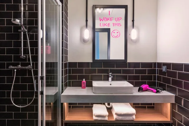 غرفة كبيرة بسرير كينج وسرير كوين مع أريكة، MOXY DUESSELDORF SOUTH 2/3