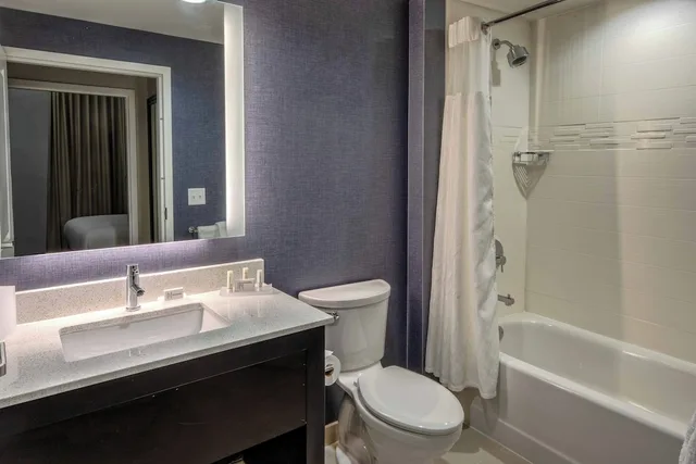 جناح بسرير كينج بغرفة نوم واحدة مع أريكة، Residence Inn Tulsa Midtown 3/6