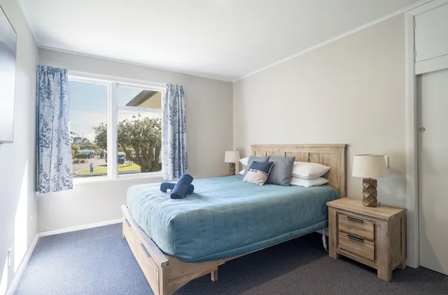 4 Bedrooms, Beach House, 5 Beds, 2 Queen Beds, Sofa, Tahuna Beach Kiwi Holiday Park & Motel 5/10