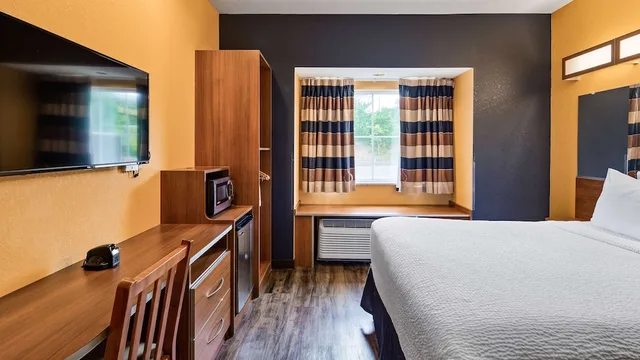 غرفة قياسية بسرير كوين، Surestay Plus Hotel By Best Western Keyser 1/9