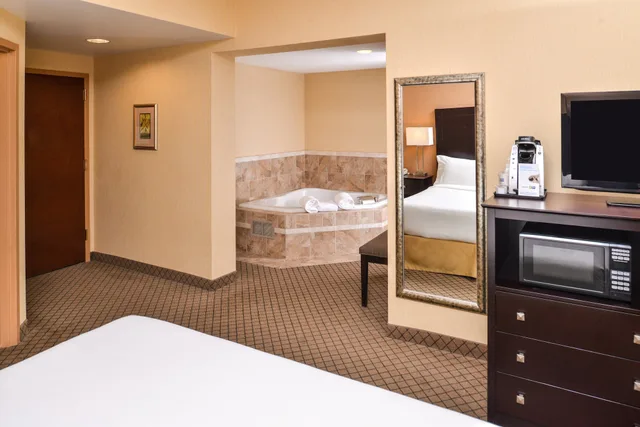 جناح بسرير كينج بحوض جاكوزي، Holiday Inn Express Lewisburg/New Columbia 6/10