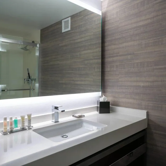 غرفة بسريرين مزدوجين مع دخول صالة النادي في طابق مرتفع، Marriott Tysons Corner 8/10