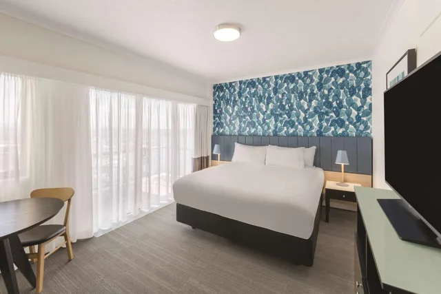 Room, Double or Twin Bed, Vibe Hotel Gold Coast 2/8