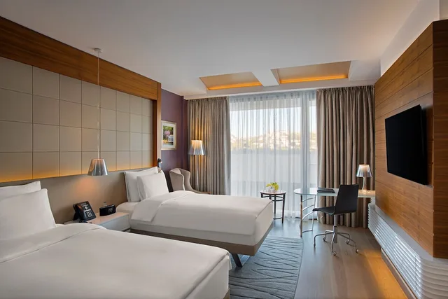غرفة ديلوكس بسريرين منفصلين بإطلالة على المرسى، The Grand Tarabya Managed by Accor 1/3